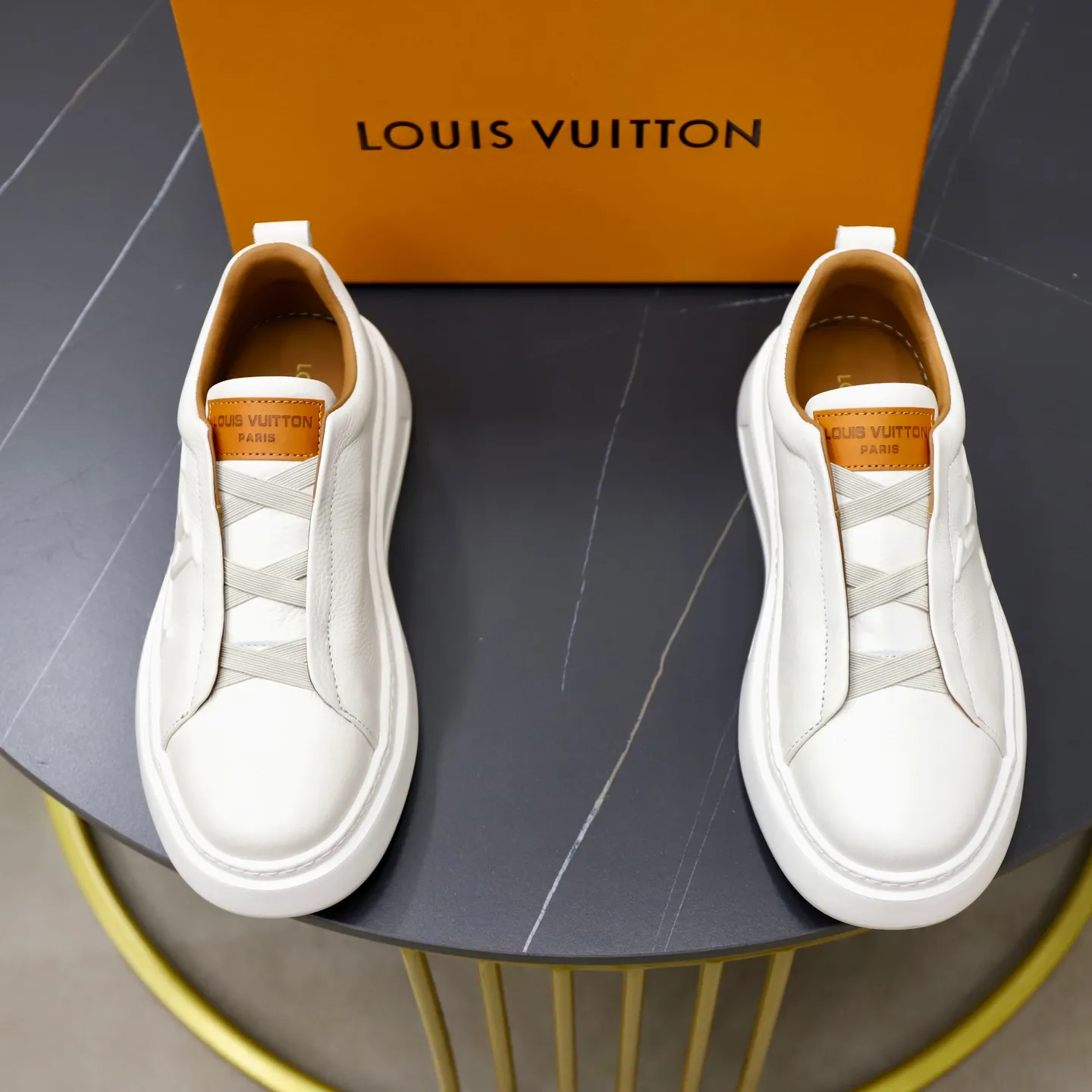 Men's shoes: 480💰🙅‍♂️🙅‍♂️🙅‍♂️ Brand: LV Louis Vuitton Standard code: 38-44 (45 customized) Grade: Same as the official website Material: Original cowhide fabric Comfortable cowhide lining Increased lightness, wear-resistant and soft outsole Style category: Men's fashionable casual shoes Running sneakers Distinguished luxury brand elements Top luxury Color: actual picture color